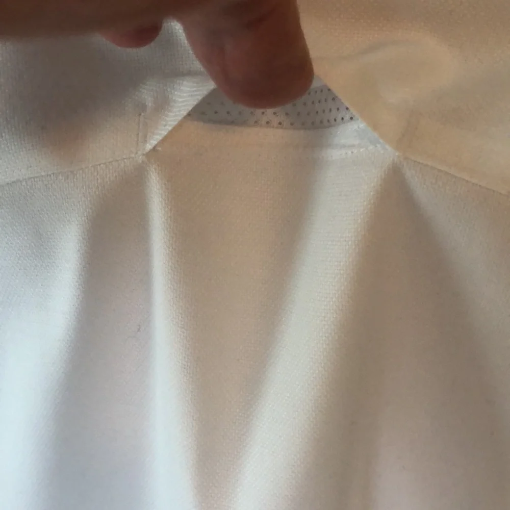 Mens White Orvis Button Down Shirt with unique venting across back of neck - Picture 4 of 4